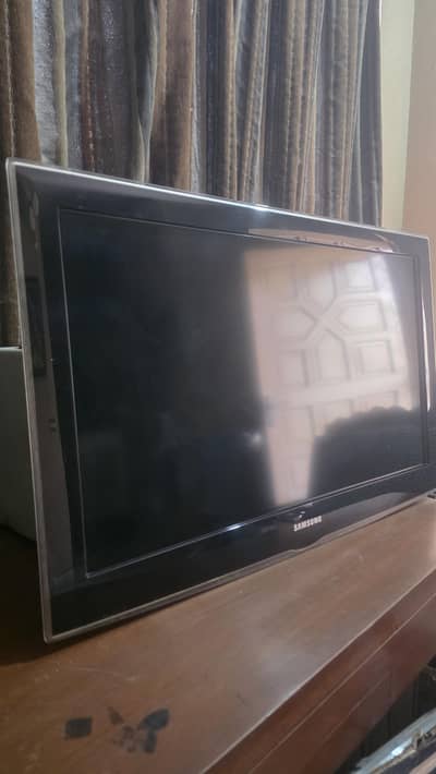 SAMSUNG 32INCHS LCD FOR SALE