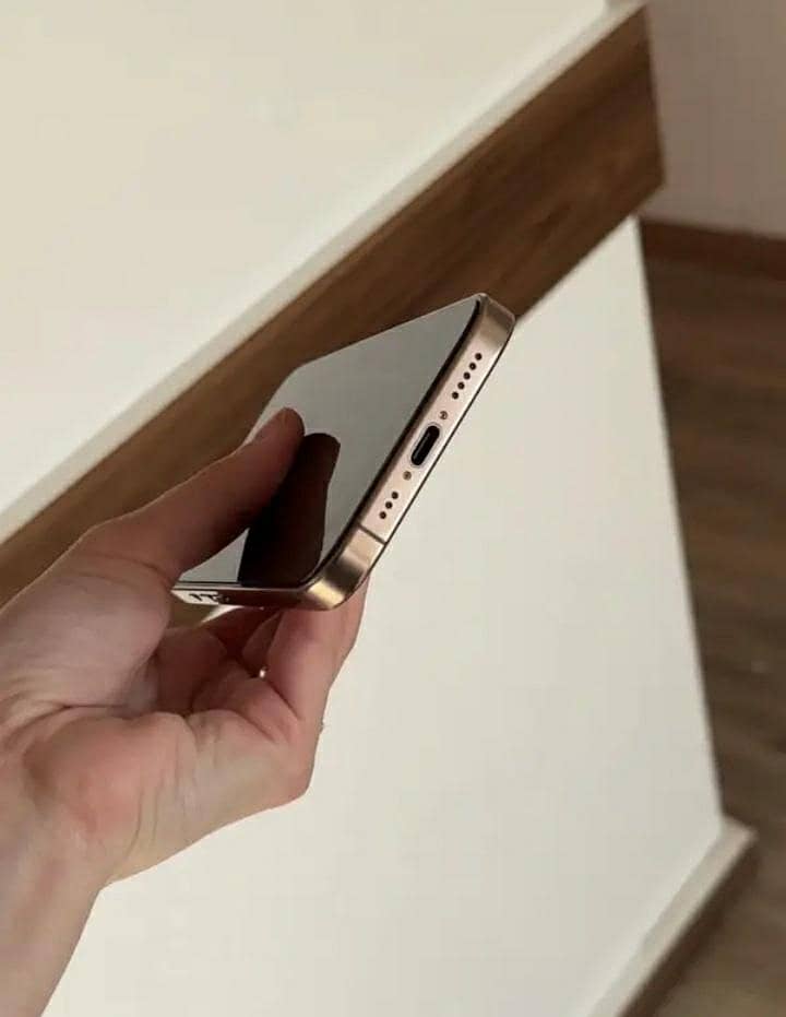 Apple iPhone 16 Pro 3