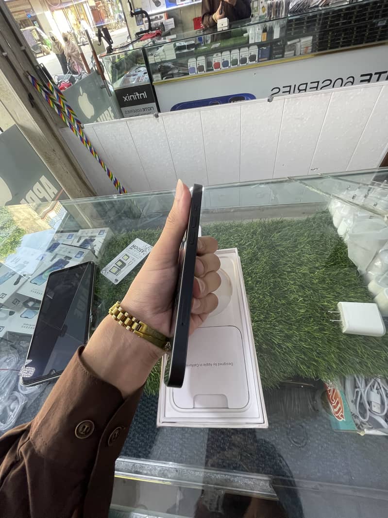 Apple iPhone 13 0
