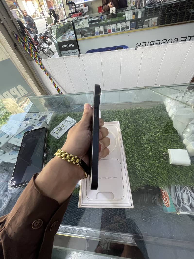 Apple iPhone 13 1
