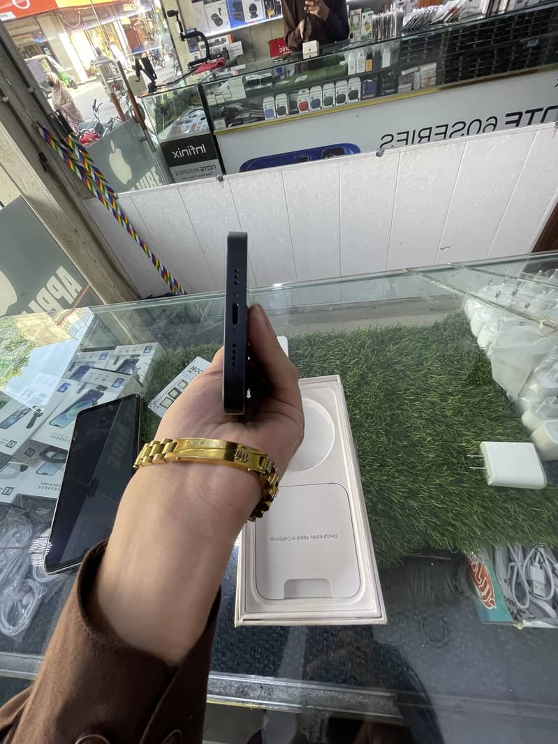 Apple iPhone 13 2