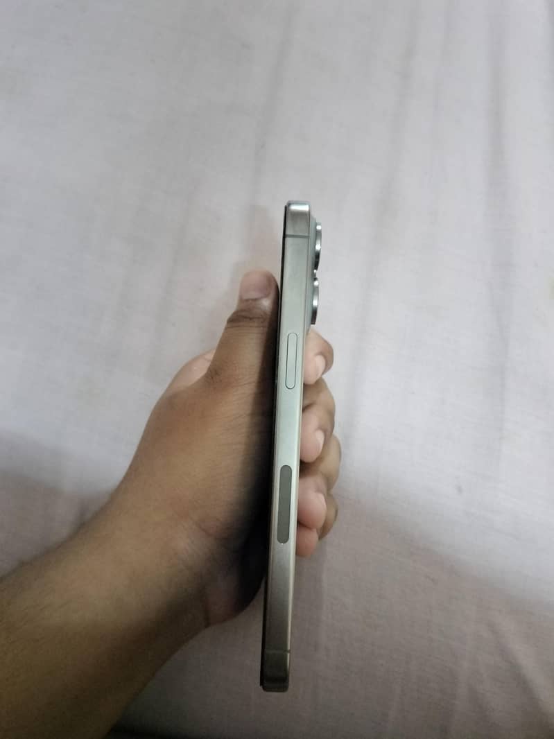 Apple iPhone 15 Pro Max 2