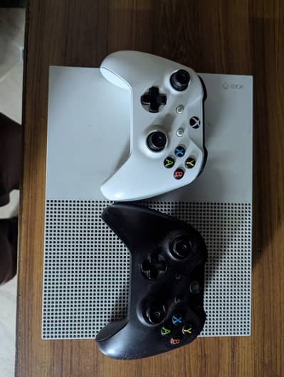 Xbox one S 500 Gb with 2 original controllers and FC 25 and other game