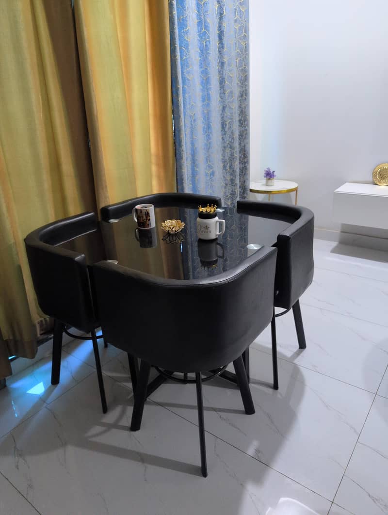 almost new dining table 0
