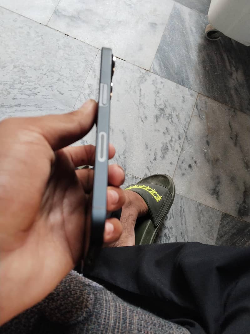 Apple iPhone 13 2