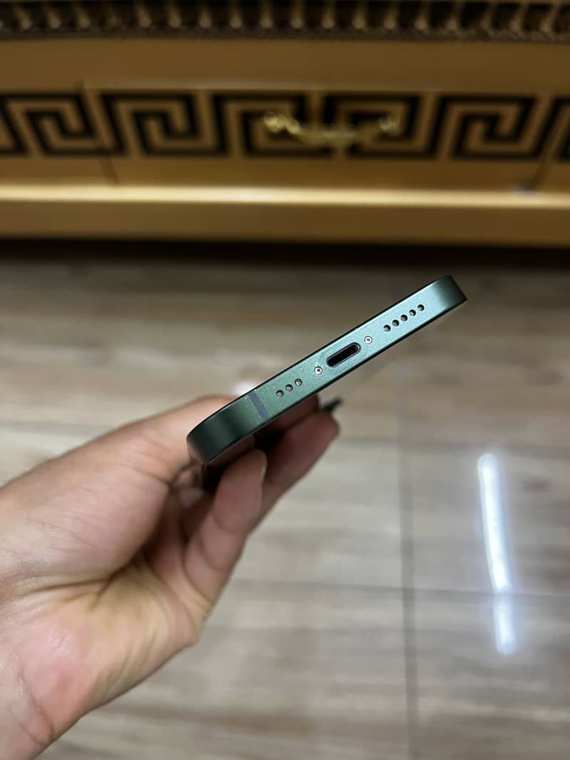 Apple iPhone 13 5