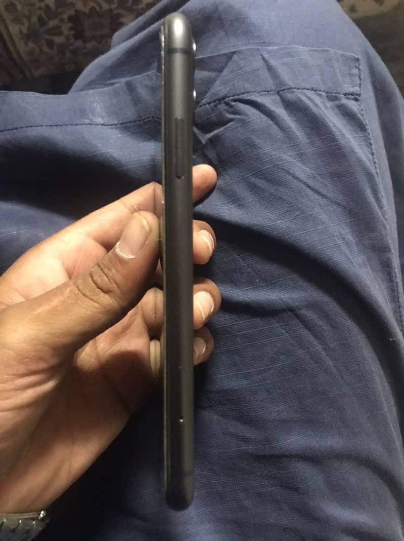 Apple iPhone 11 4