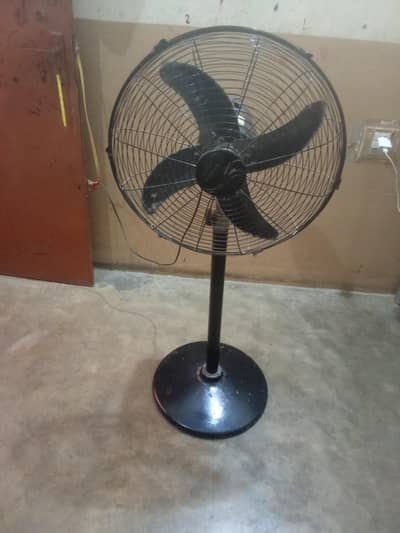 yah solar ka mukmmal set for sel good condition chalta hua