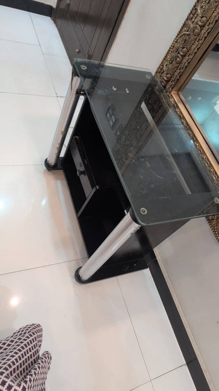 Computer table 1