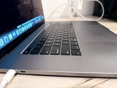 MacBook Pro 16" Core i9 32GB RAM 1TB SSD 8GB GPU