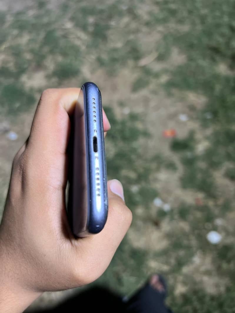 Apple iPhone 11 4