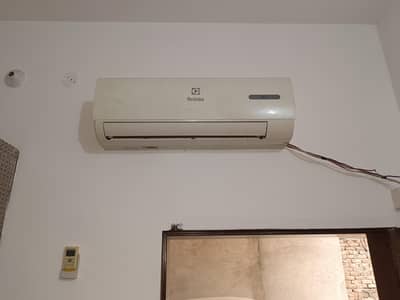 new condition working me hai All ok 1.5 non inverter 03006375298