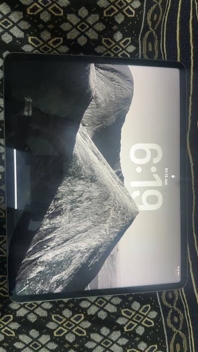 IPAD M1 10/10 CONDITION SLIGHTY SHADE 1mm ALL OK WITH BOX