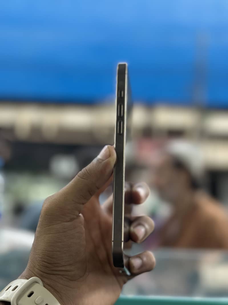 iPhone 16 pro max 4
