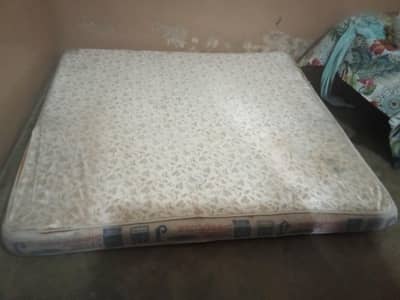 yah double bed mattress hai use mein hai acchi condition mein hai
