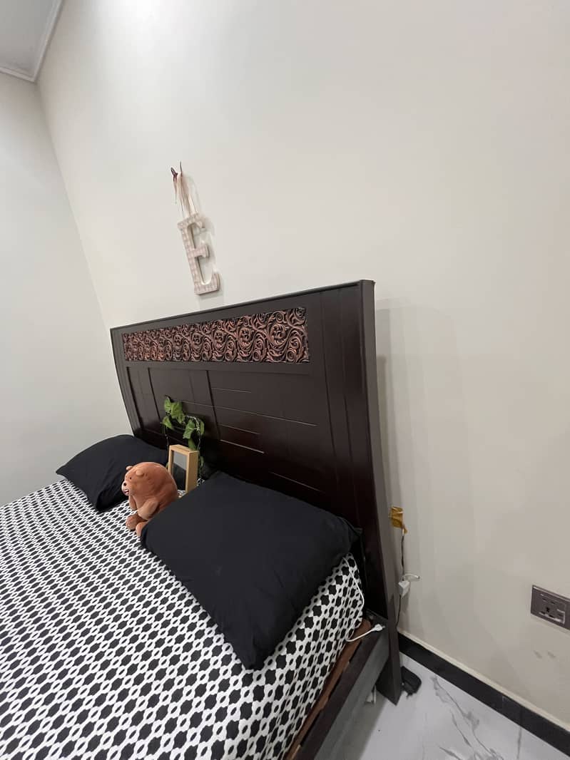 queen size bed 0