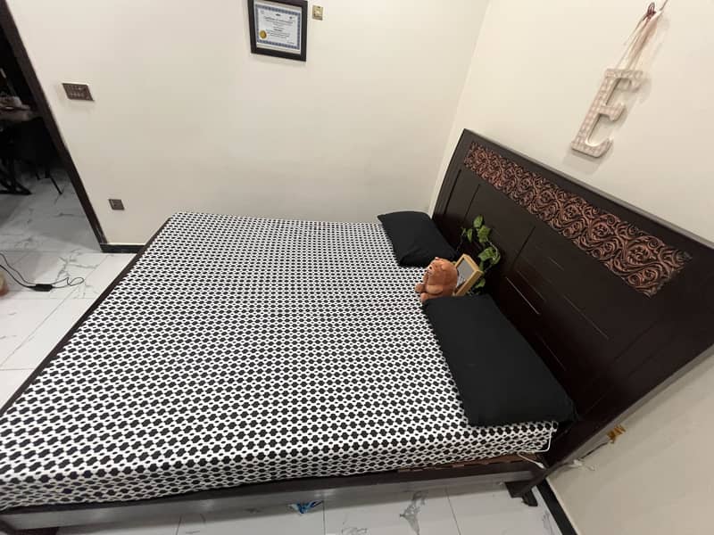 queen size bed 1