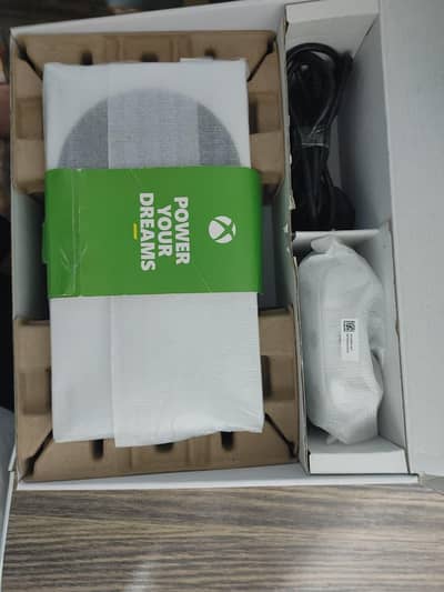 X BOX SERIES S . . 512GB. . WHITE COLOUR,GOOD FOR GTA 6