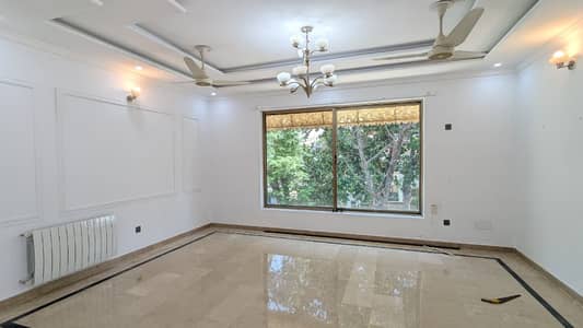 FOR RENT Renovated 6-Beds Triple Storey House E_7