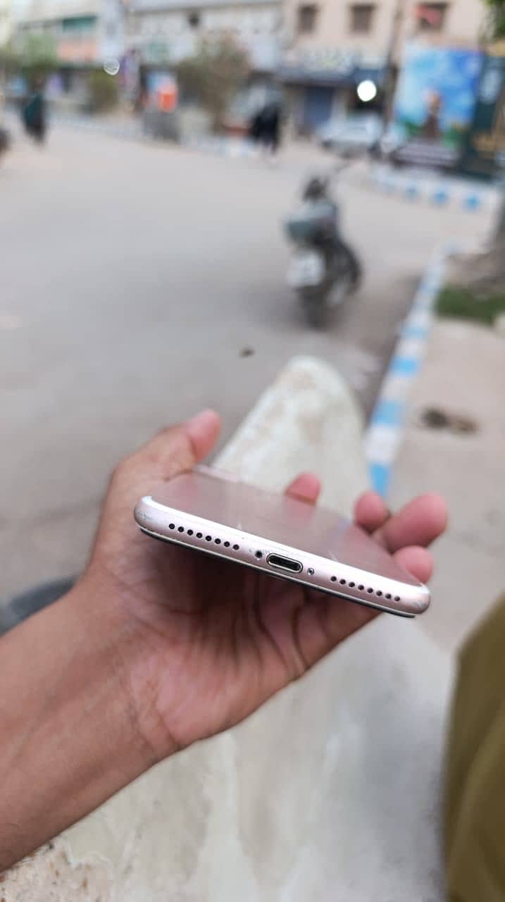 Apple iPhone 7 Plus 3