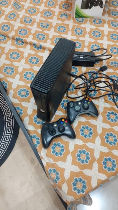 Xbox 360 500 gb with 2 controller and 60 games