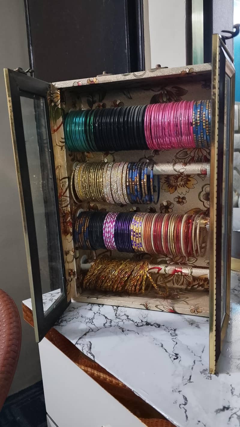 Bangle Box Stand 1