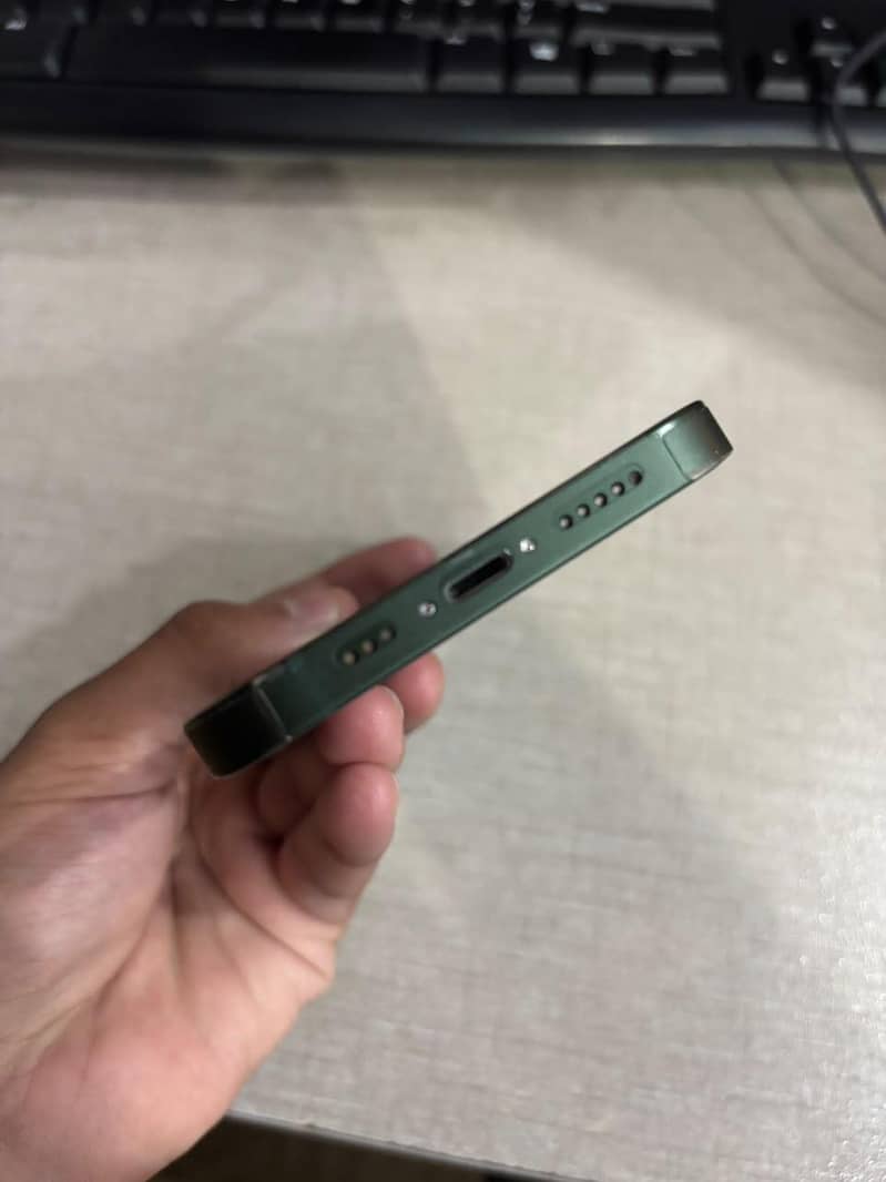 Apple iPhone 13 4