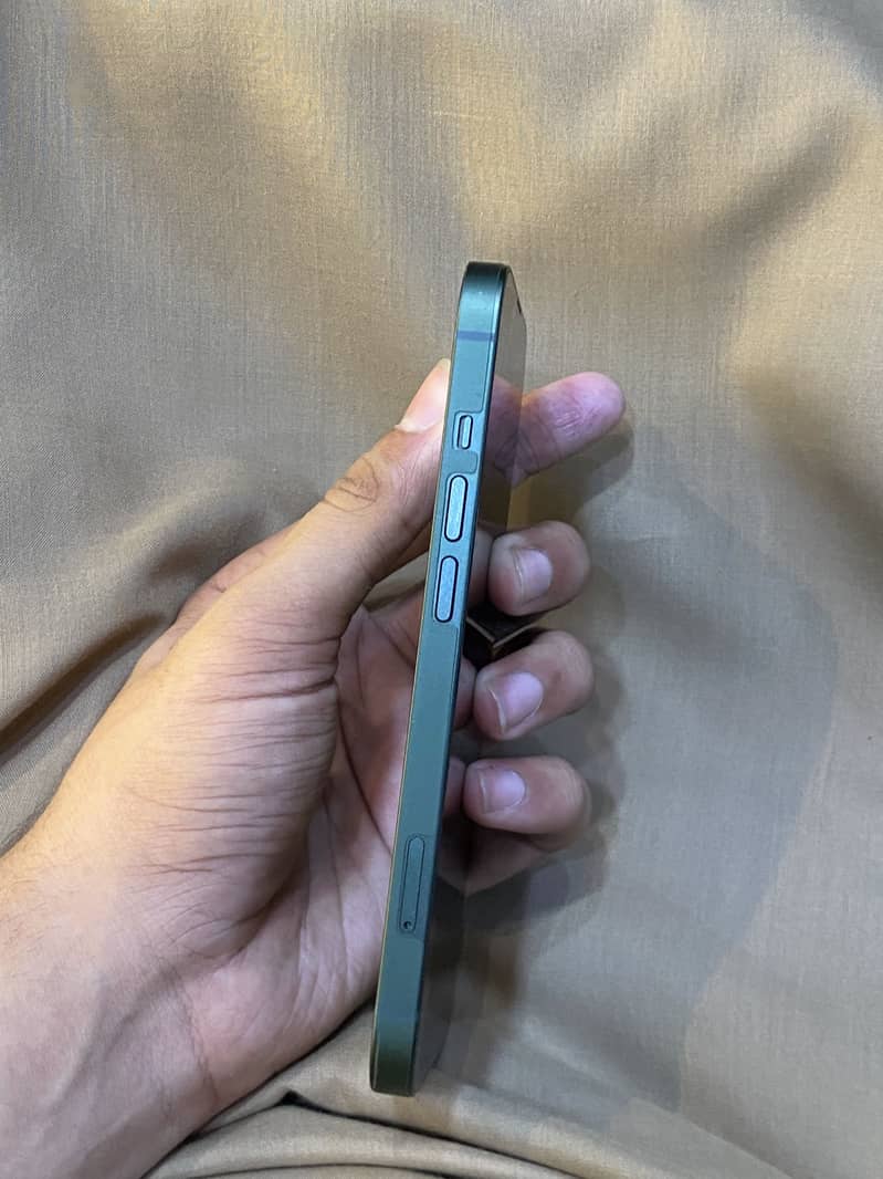 Apple iPhone 13 1