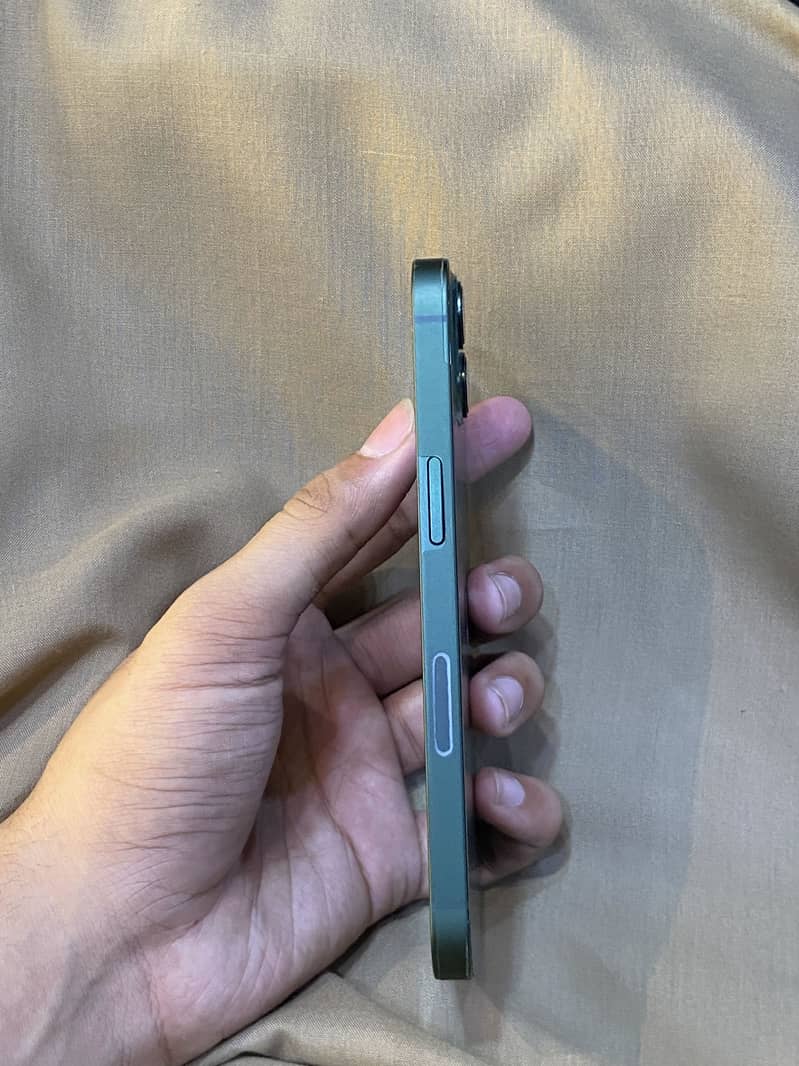 Apple iPhone 13 2