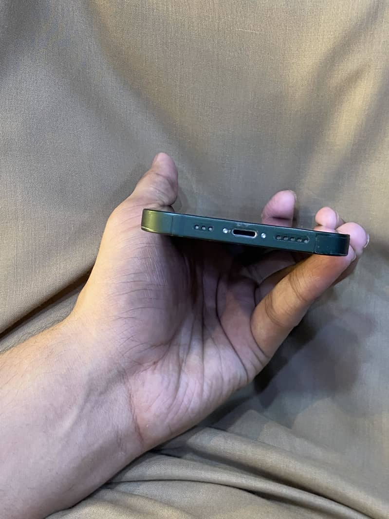 Apple iPhone 13 4