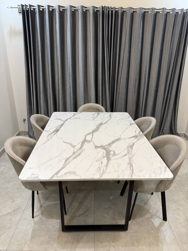 DINING TABLE / DINING CHAIRS 1