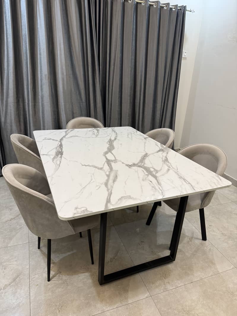 DINING TABLE / DINING CHAIRS 2