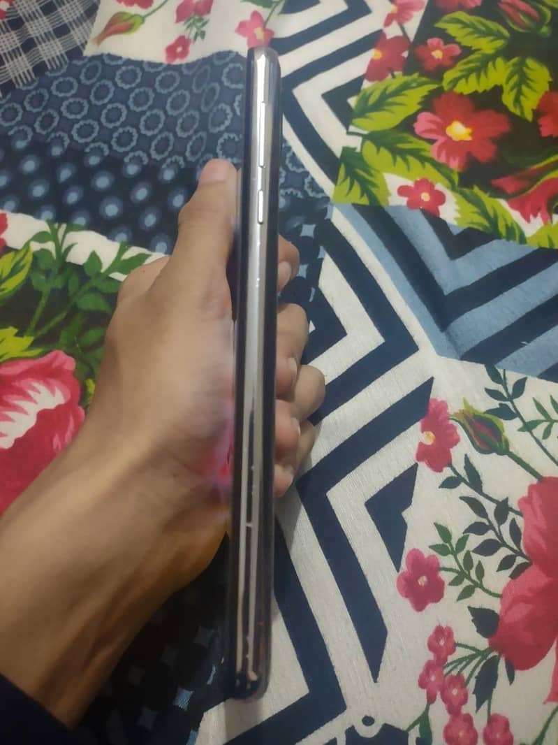 Sharp Aquos R2 1