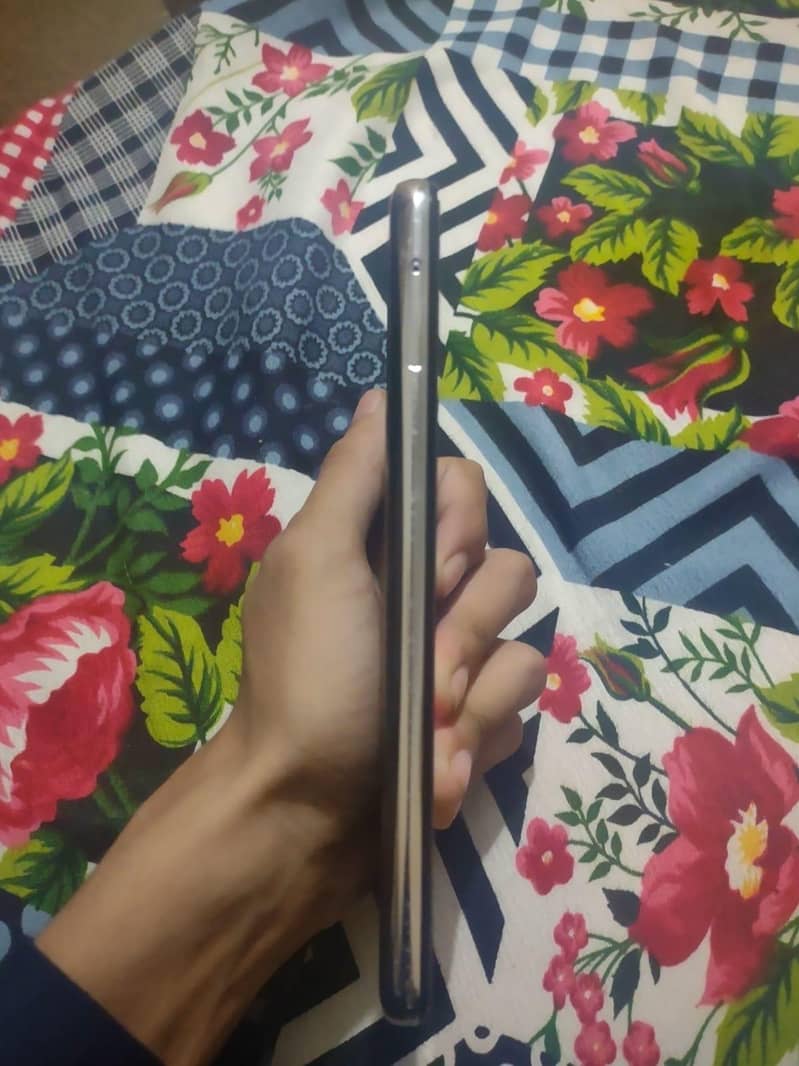 Sharp Aquos R2 3