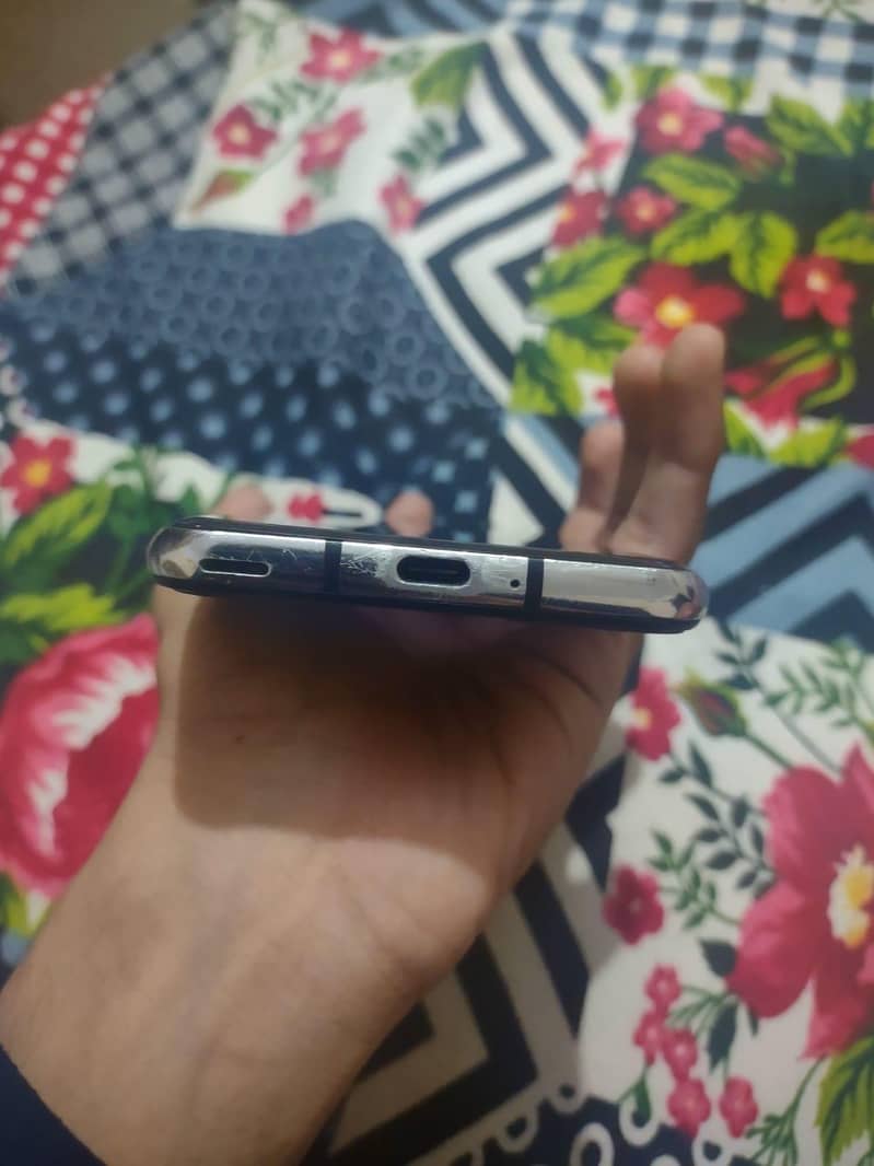 Sharp Aquos R2 4