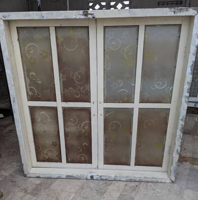 iron window کمرے کی کھڑکی