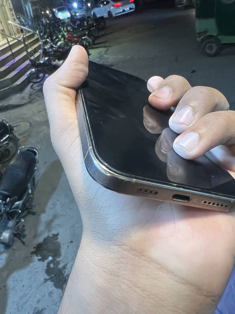 Iphone 16 pro max 3