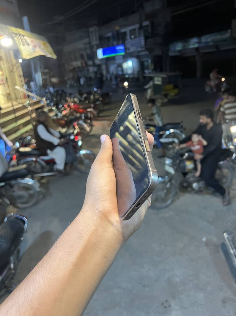 Iphone 16 pro max 4