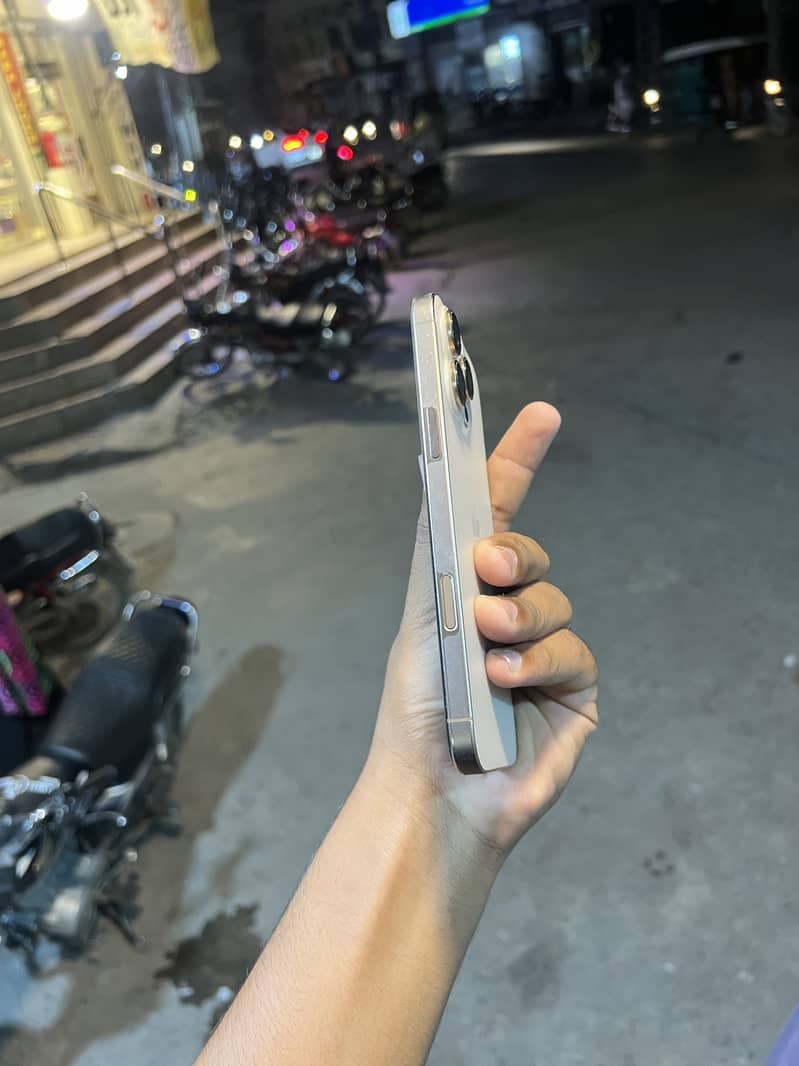 Iphone 16 pro max 5