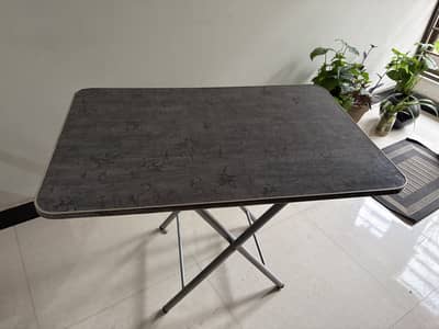 Folding table