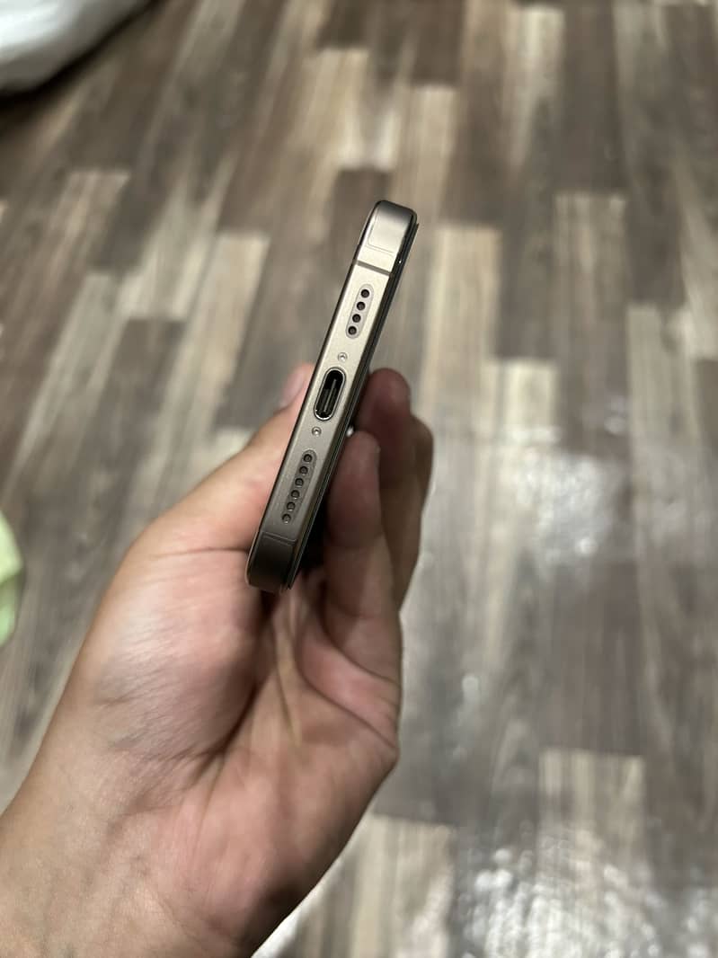 Apple iPhone 16 Pro Max 4