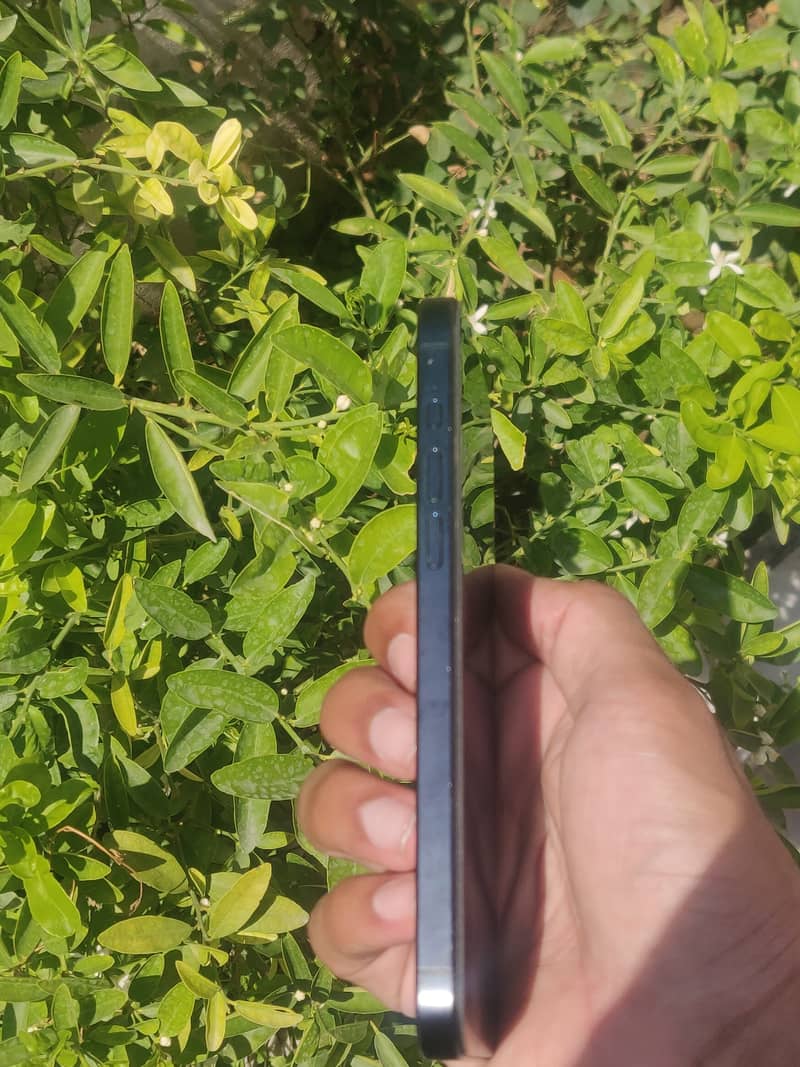 iPhone 15 Pro Max 2
