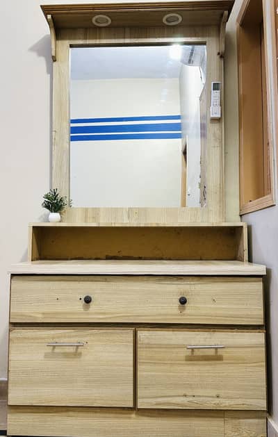Dressing table/vanity table