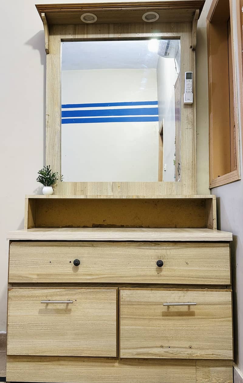 Dressing table/vanity table 0
