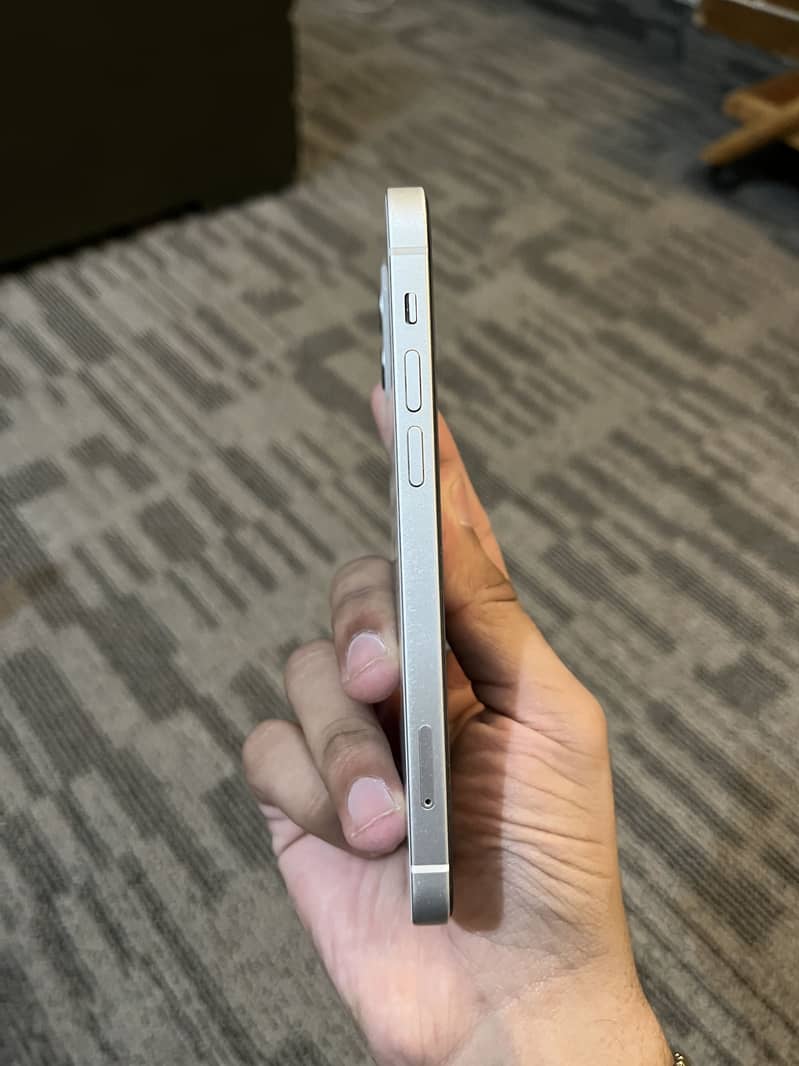 Apple iPhone 12 4