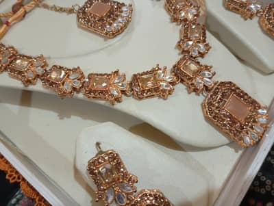 copper golden Necklace with earings and teeka