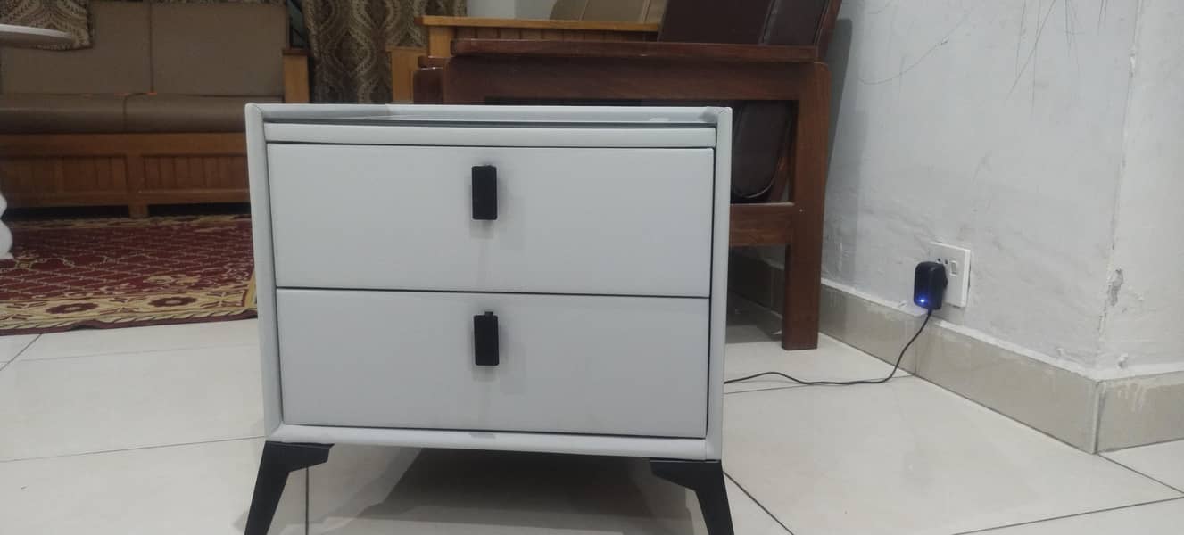 Smart bedSide table 2