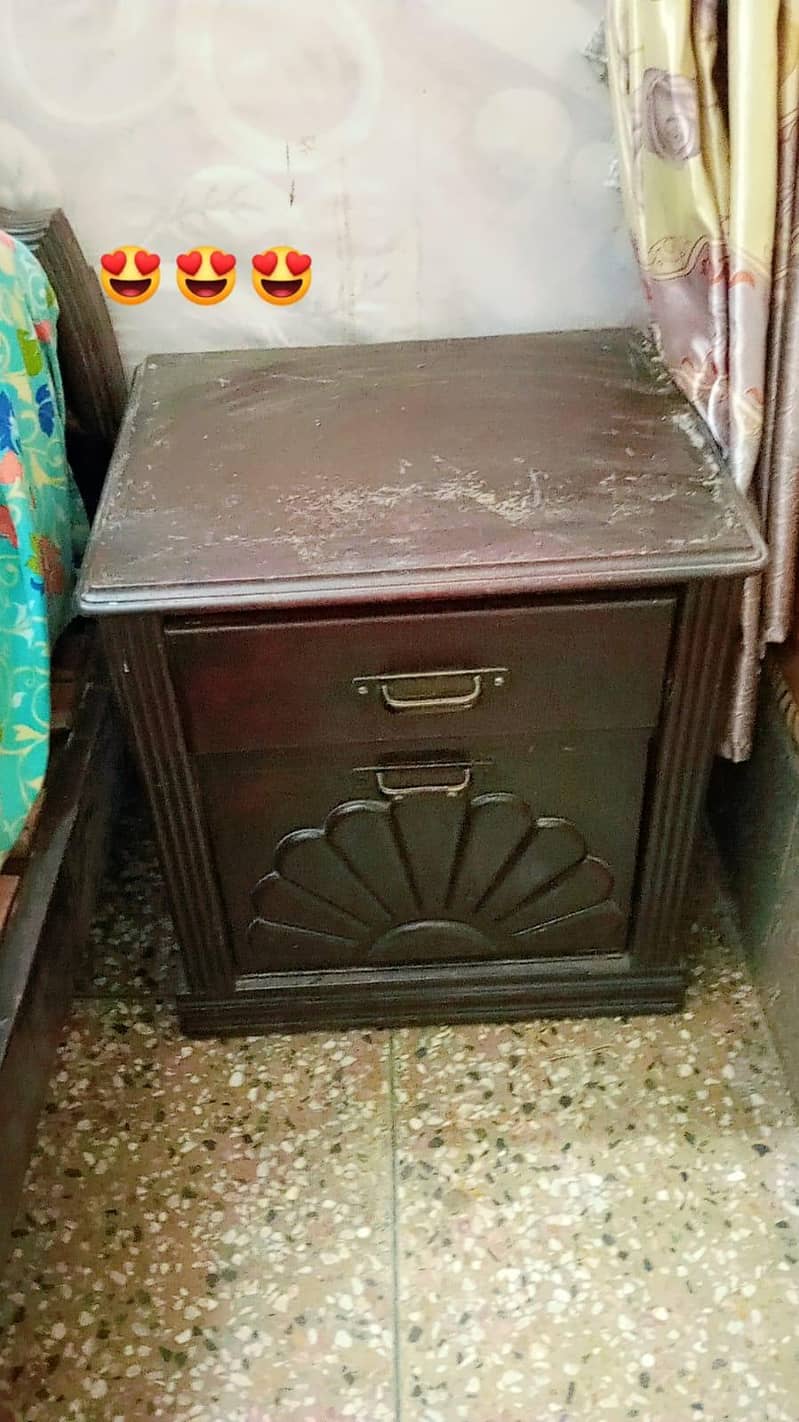 bed with 2 side tables 3