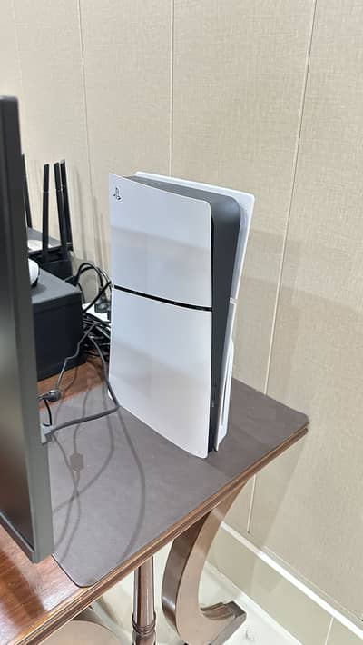 Ps5 slim disc version 2026 . Complete pack with games and 9 months sub