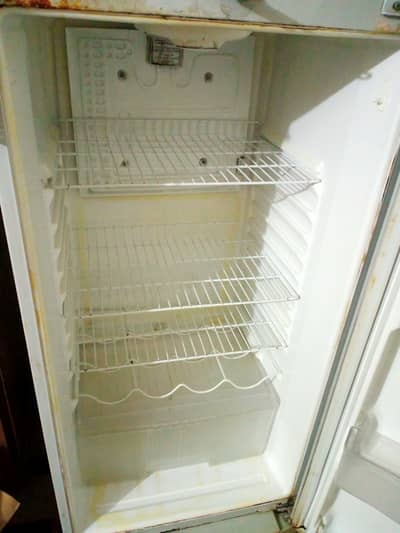 A good quality fridge is for sale. Jenuine comprssor with jenuine gas